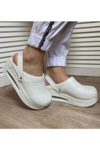 Terlik barevné a zdravotni obuv – pantofle bílé a uchycení nohy